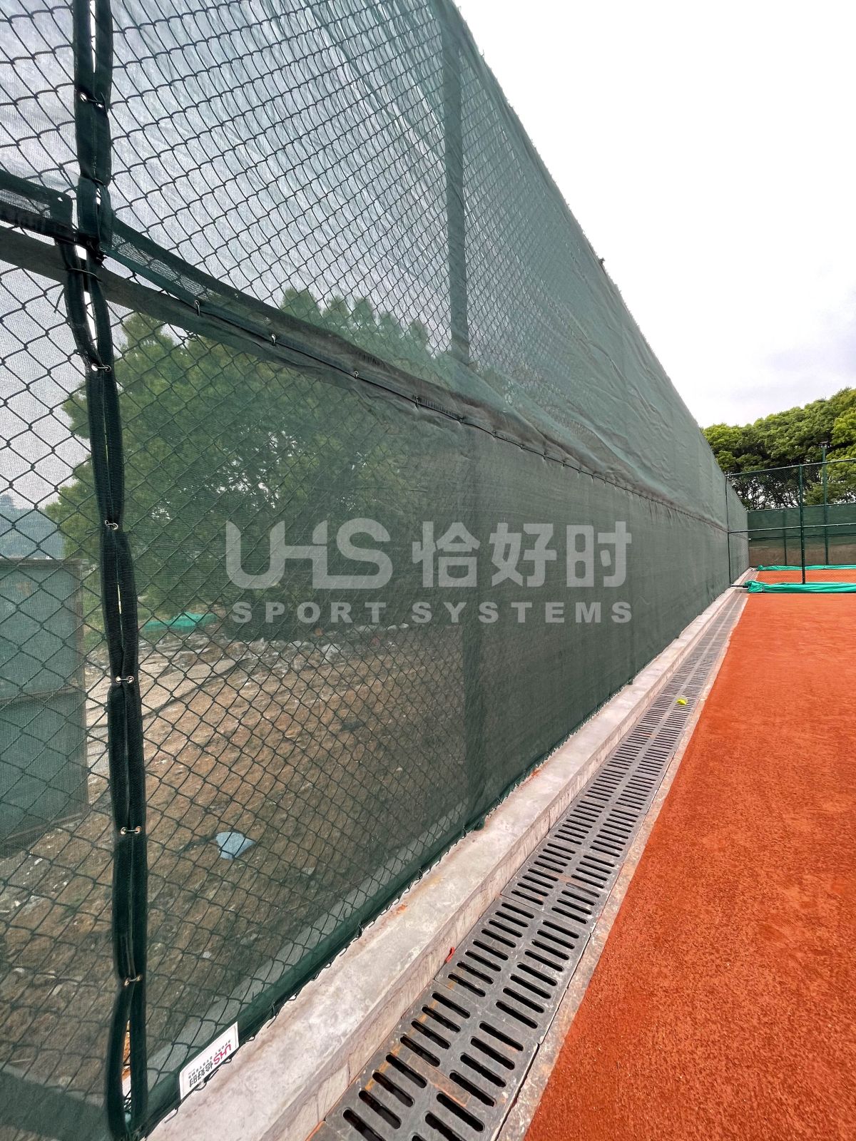 TF-750 Heavy-Duty Tennis Court Windscreens 1 windscreens for clay tennis courts installation photo