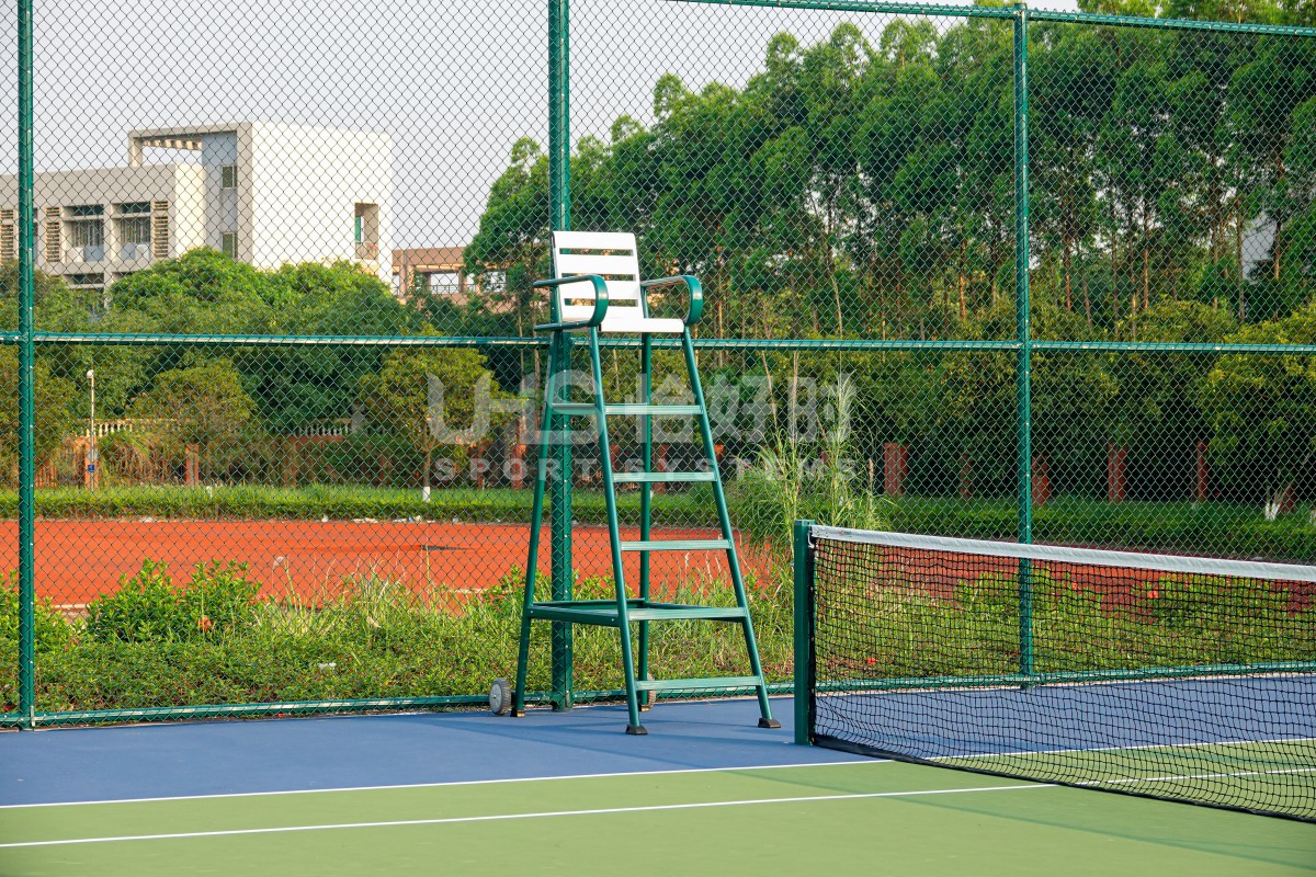 galvanized wire and mesh fencing for tennis court with umpire chair