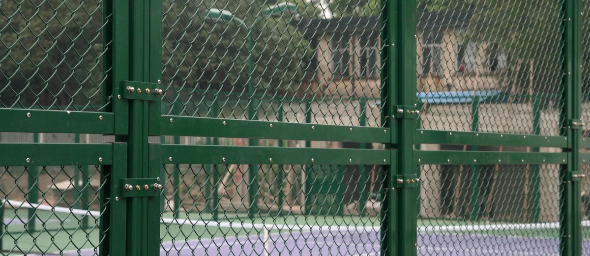 UHS-1103 All-Aluminum Fence System for Tennis Court 1 tennis court aluminum fence detail view