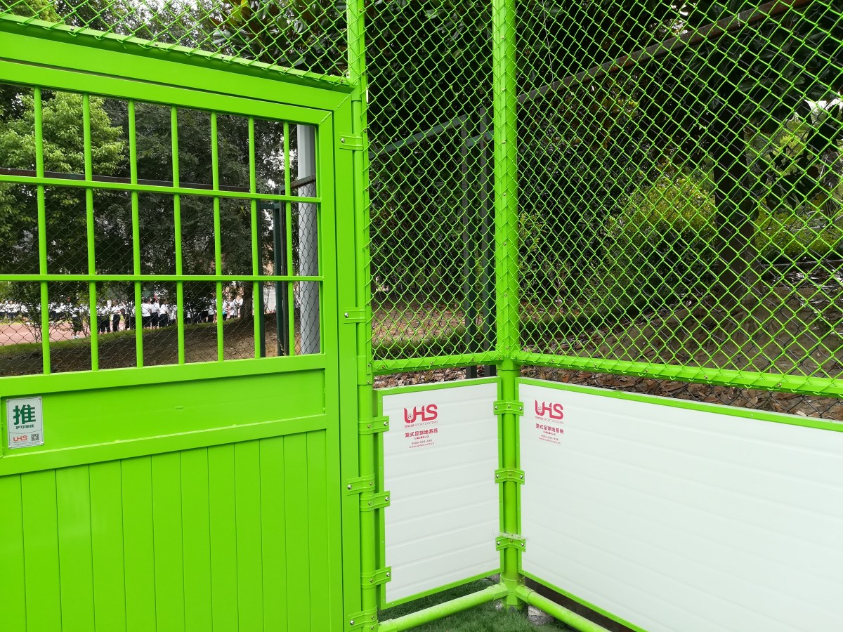 UHS-0201 Steel Structure (Composite Board + Soft Net) Cage Soccer Pitch 15 galvanized fencing system corner detail photo on soccer pitch